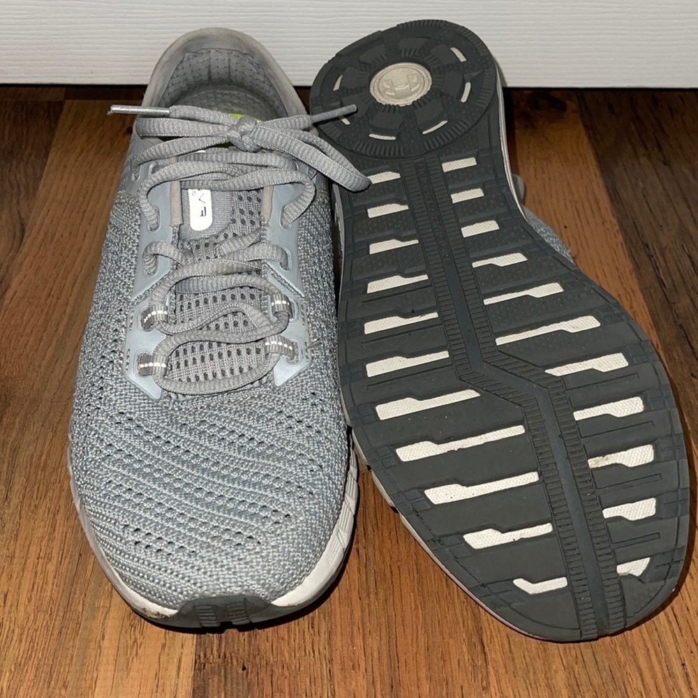 Women’s under armor running shoes like new!
